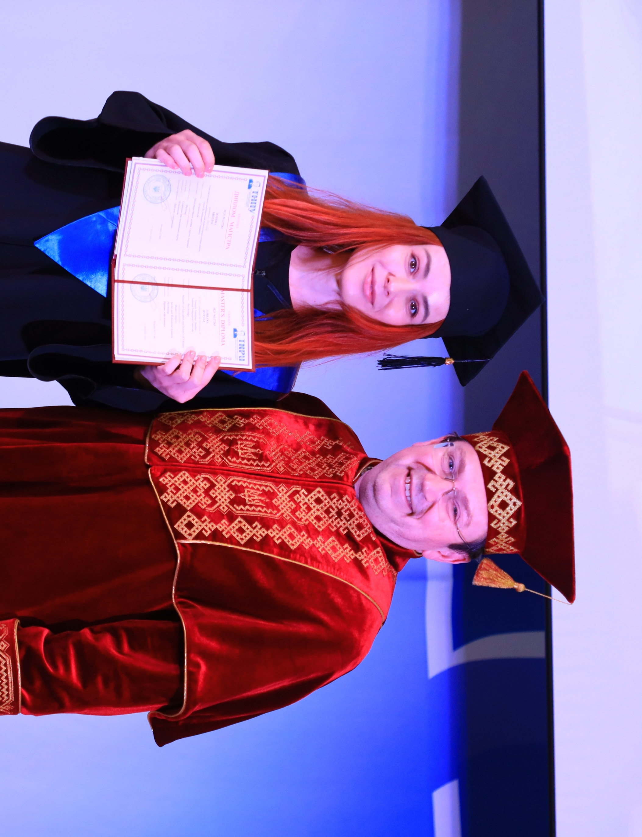 На фото ректор ТНПУ Богдан Буяк і  тернопільська журналістка Зоряна Биндас